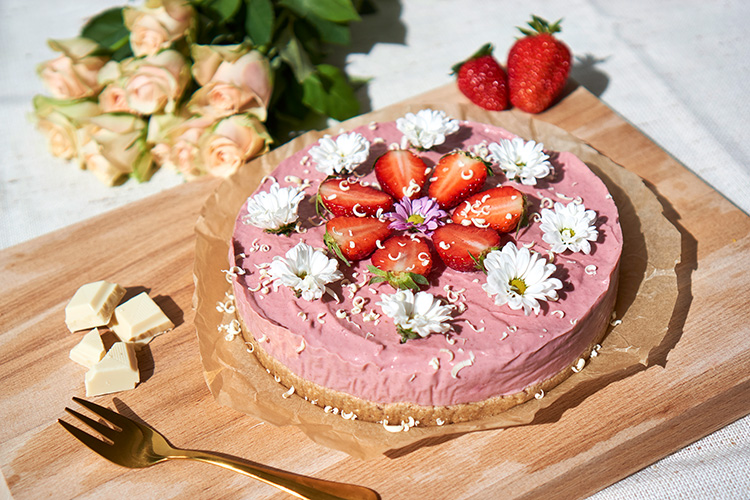 No-Bake-Käsekuchen mit Erdbeeren und Rhabarber – luftig, fruchtig, vegan