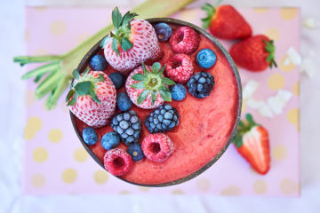 Yasemin Wüstenhagen Zuckerfreie Erdbeer-Rhabarber-Smoothie-Bowl vegan