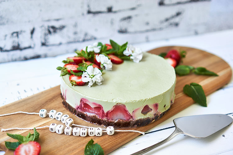 Raw Matcha Cake – Roh-veganer Käsekuchen mit Matcha und Erdbeeren