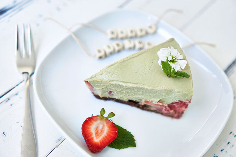 Raw Matcha Cake – Roh-veganer Käsekuchen mit Matcha und Erdbeeren