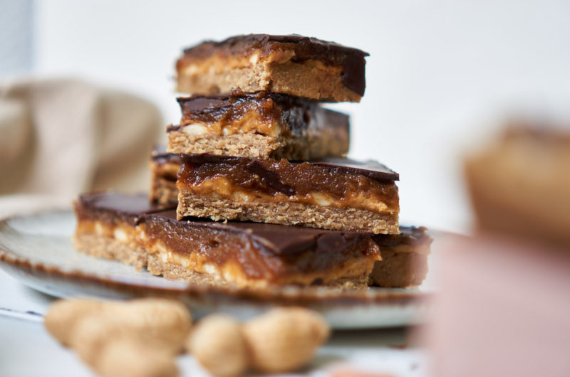 Snickers vegan und zuckerfrei – Gesunde Erdnuss-Schokoriegel mit Karamell