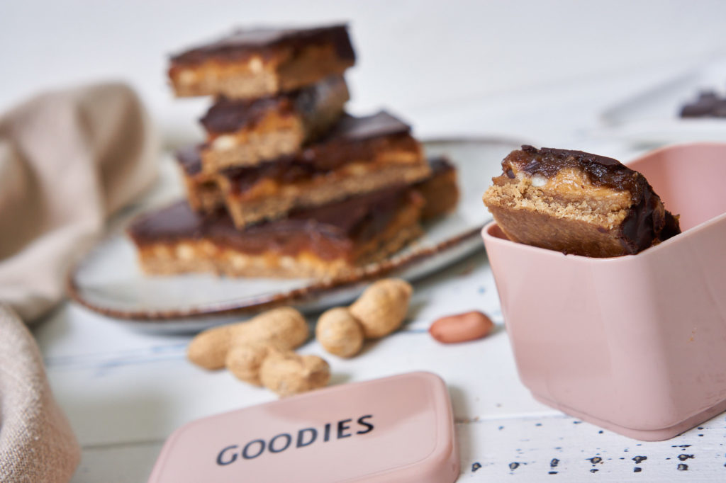Snickers vegan und zuckerfrei – Gesunde Erdnuss-Schokoriegel mit Karamell Yasemin Wüstenhagen Goodies