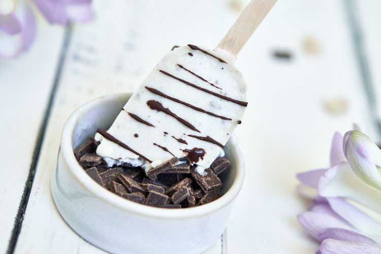 Veganes Stracciatella-Eis ohne Sahne Yasemin Wüstenhagen mit Rohkost-Schokolade
