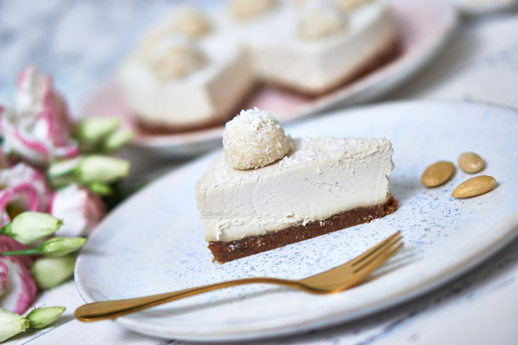 Ein Kokos-Traum in Weiß – Roh-vegane Raffaello-Torte ohne raffinierten Zucker und Gluten