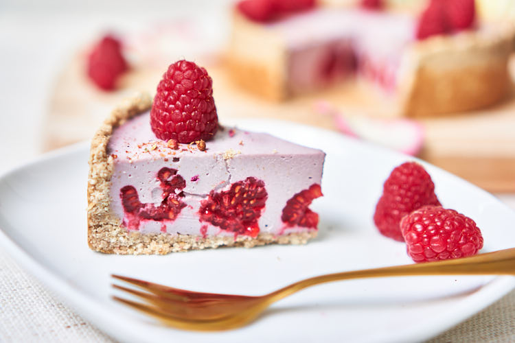 Raspberry Rose Raw Cake  – Veganer No-Bake-Kuchen mit Himbeeren und Rose