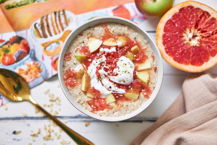Ein Hauch von Sommer im Winter: Veganes Apfel-Grapefruit-Porridge – glutenfrei & zuckerfrei