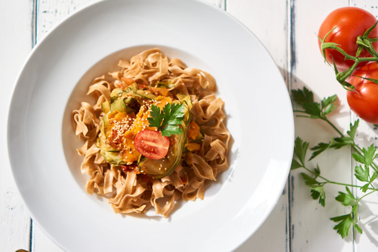 Vegane Pasta mit Zucchini und Karotte Yasemin Wüstenhagen Rezept